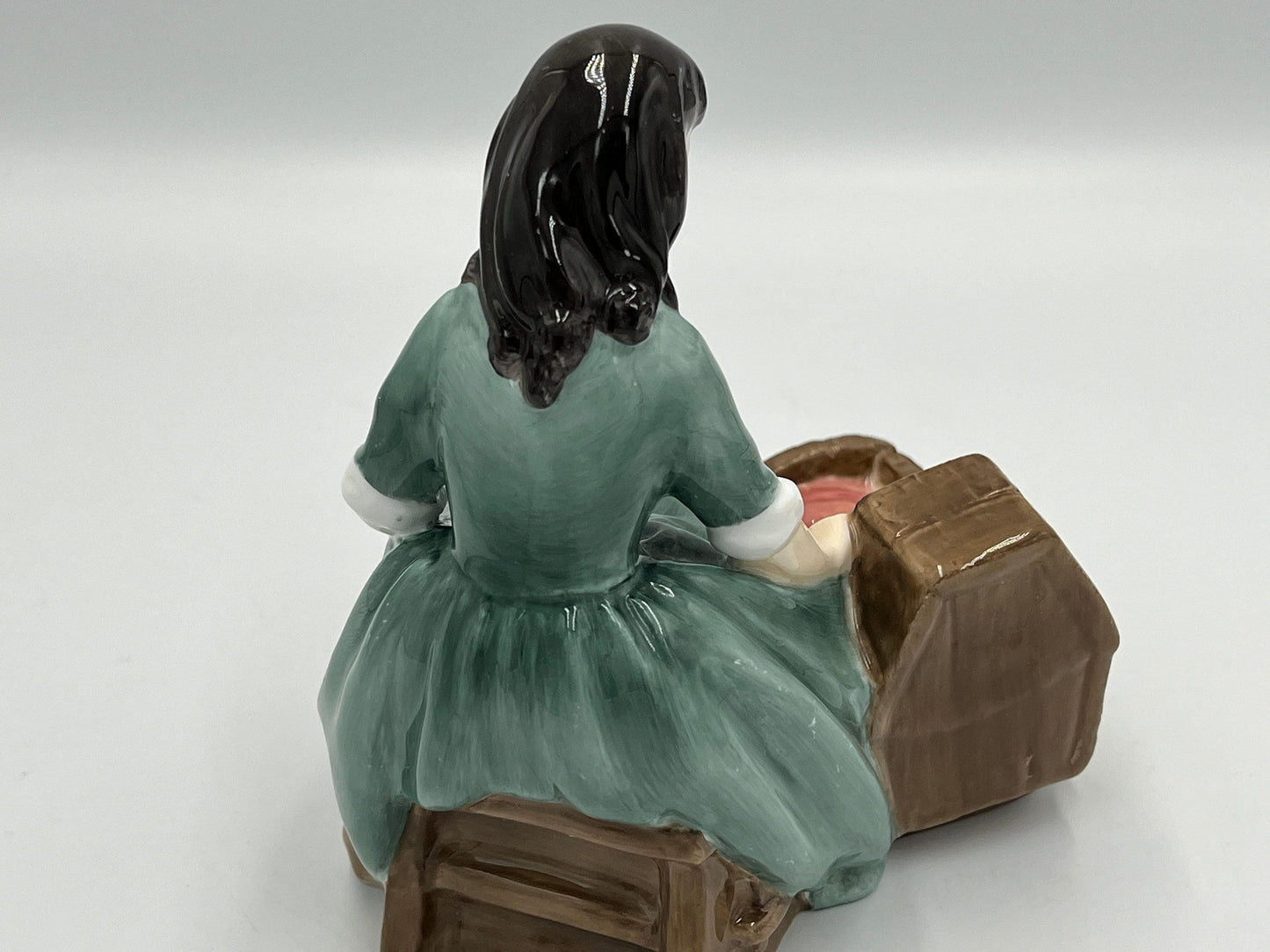 Royal Doulton Figurine "Cradle Song" HN2246, vintage 1958