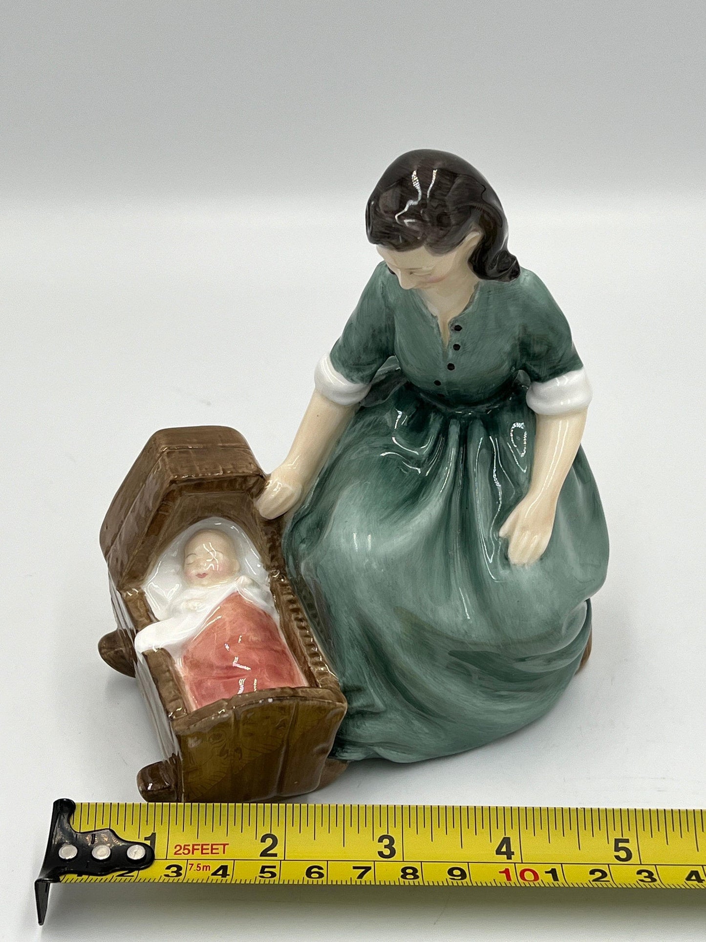 Royal Doulton Figurine "Cradle Song" HN2246, vintage 1958
