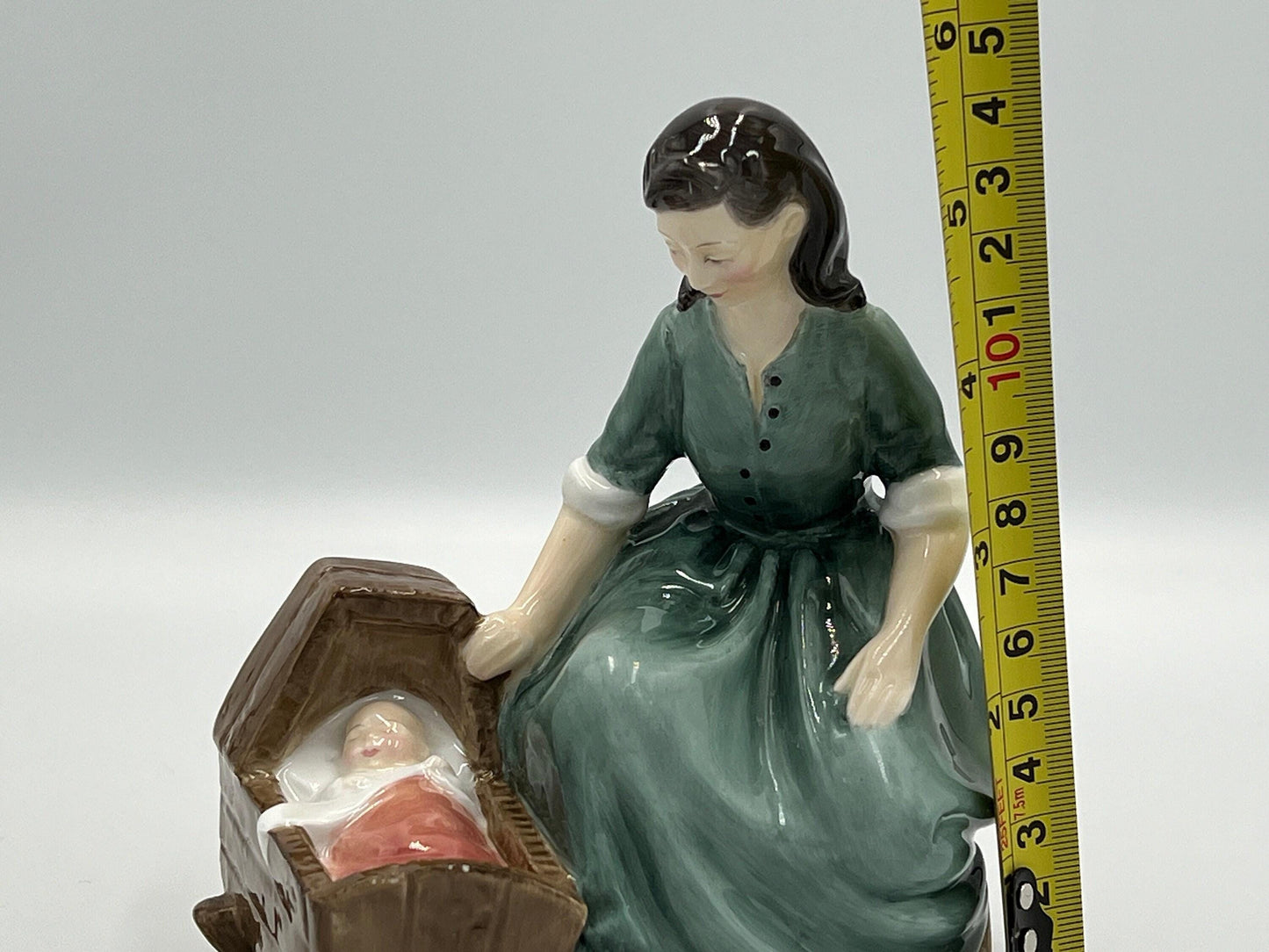 Royal Doulton Figurine "Cradle Song" HN2246, vintage 1958