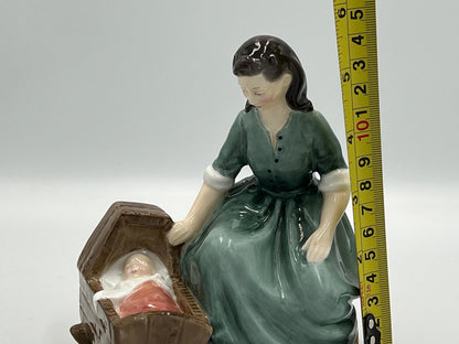 Royal Doulton Figurine "Cradle Song" HN2246, vintage 1958