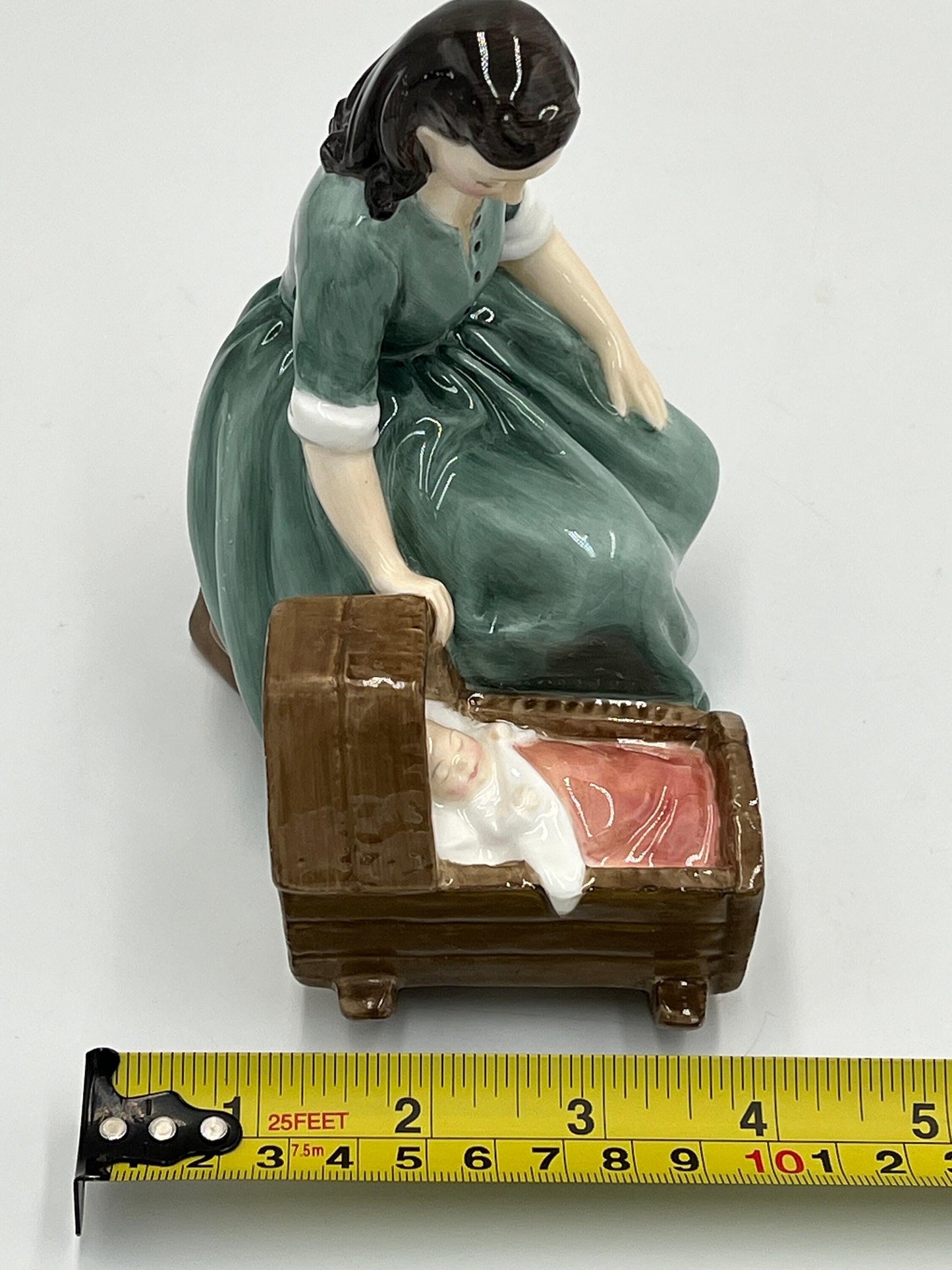 Royal Doulton Figurine "Cradle Song" HN2246, vintage 1958