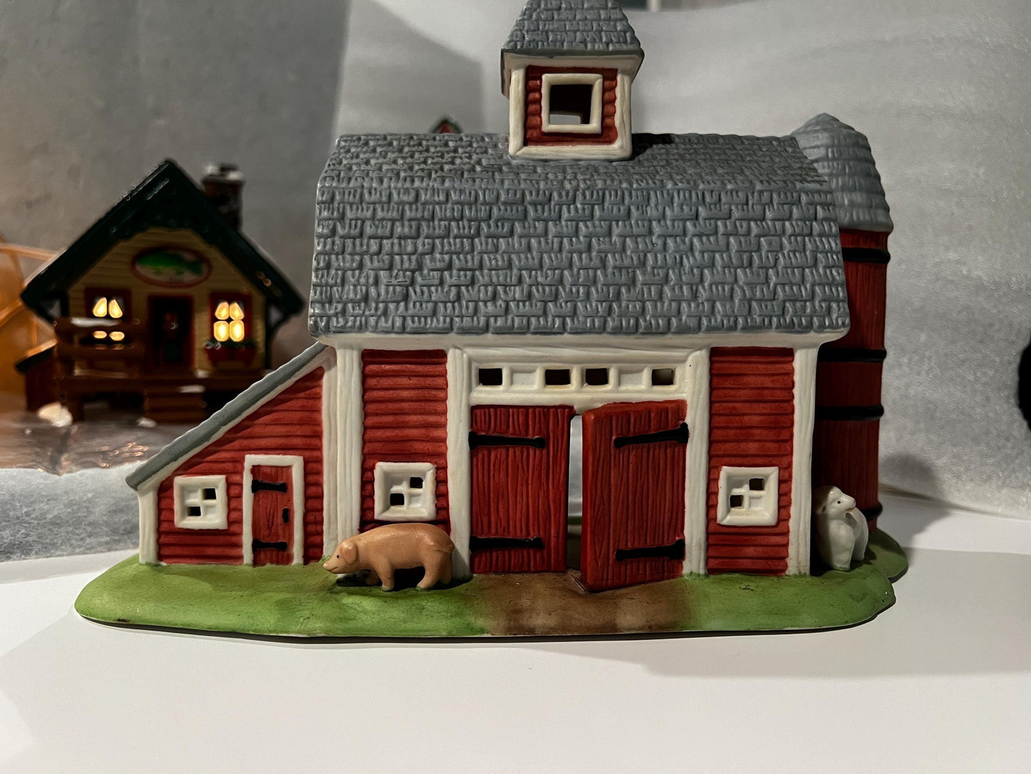 Christmas Village - Ready to go - 7 Pieces - 5 Lighted Houses - 2 Partylite Candle / Votive Holders