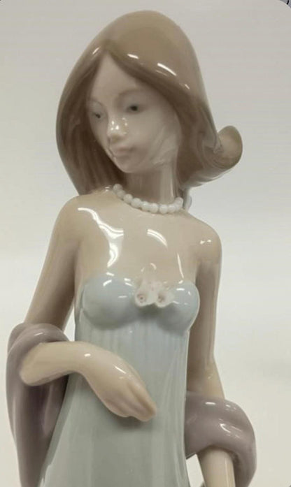 Ingenue Figurine: Lladro - Porcelain Sculpture No. 05487. In Original Box