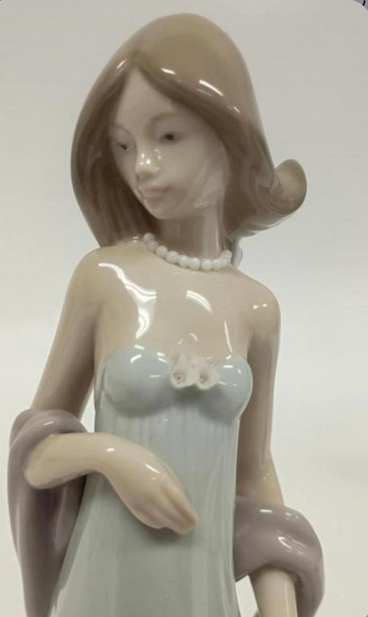 Ingenue Figurine: Lladro - Porcelain Sculpture No. 05487. In Original Box