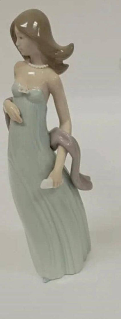 Ingenue Figurine: Lladro - Porcelain Sculpture No. 05487. In Original Box