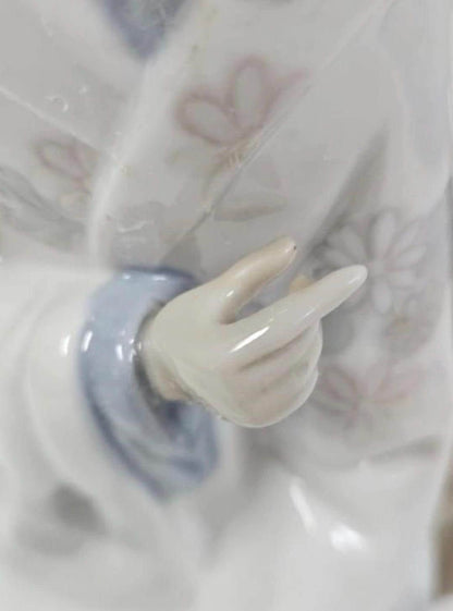 Japanese Lady woth Fan / Geisha: Lladro - Porcelain Sculpture No. 4807. No Box