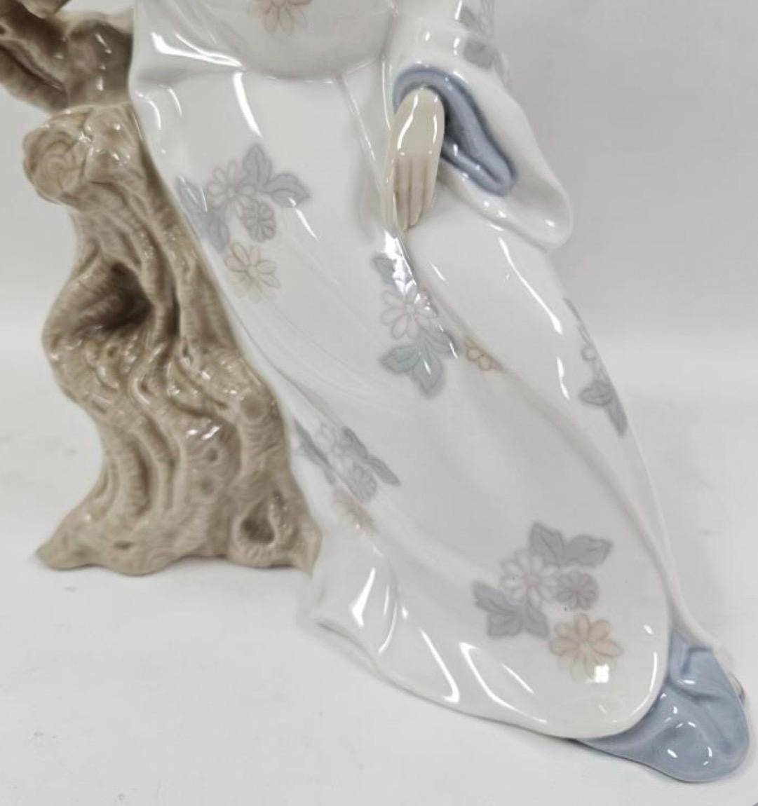 Japanese Lady woth Fan / Geisha: Lladro - Porcelain Sculpture No. 4807. No Box