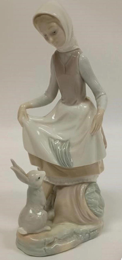 Girl with Rabbit 'Rabbit Food' Figure #4826 Figurine: Lladro - Porcelain Sculpture. With Original Box