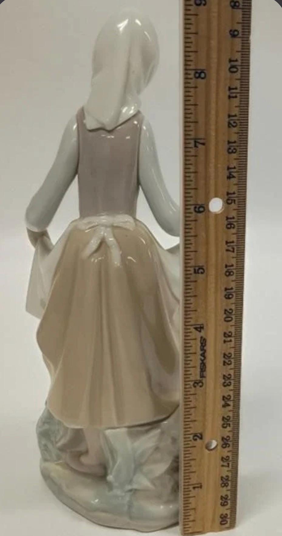 Girl with Rabbit 'Rabbit Food' Figure #4826 Figurine: Lladro - Porcelain Sculpture. With Original Box