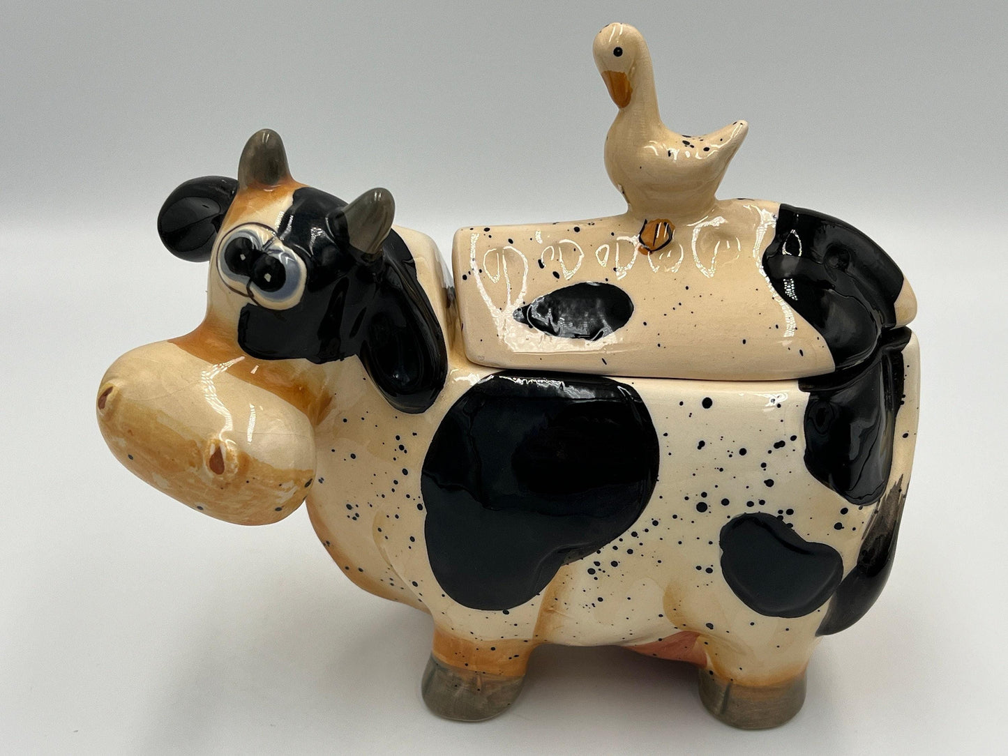 Playful Cow Creamer and Sugar Set: Cartoon Farm Animal Design