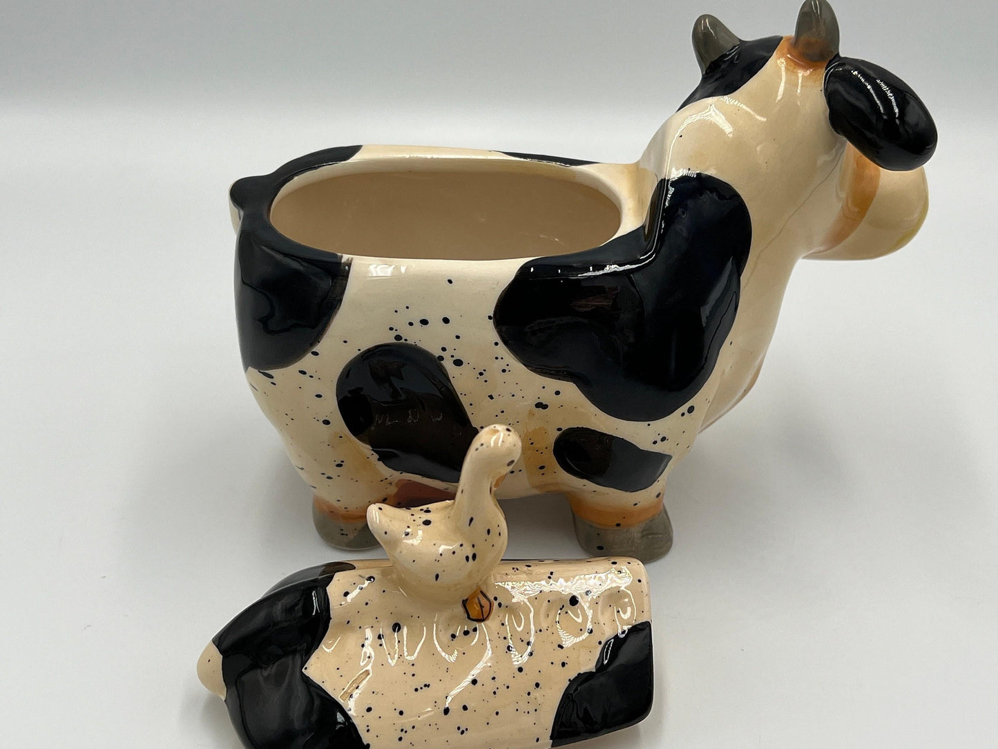 Playful Cow Creamer and Sugar Set: Cartoon Farm Animal Design