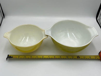 Vintage Pyrex Mixing Bowls: Green and Yellow Nesting Set