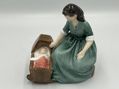 Royal Doulton Figurine "Cradle Song" HN2246, vintage 1958