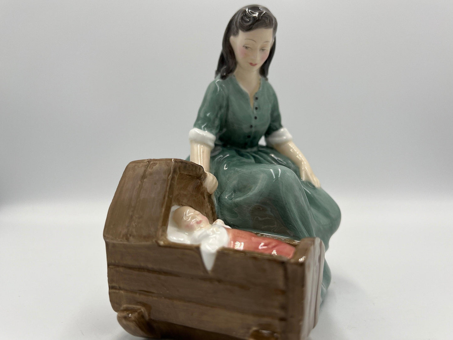 Royal Doulton Figurine "Cradle Song" HN2246, vintage 1958