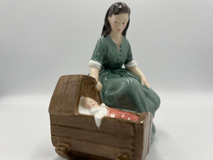 Royal Doulton Figurine "Cradle Song" HN2246, vintage 1958