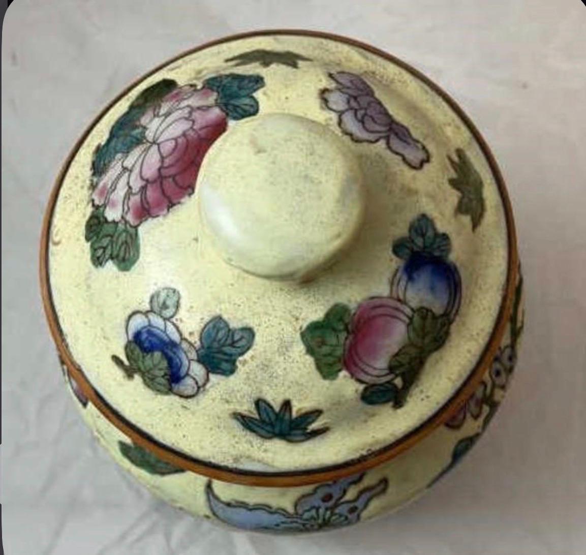 Vintage Butterfly Famille Jaune Ginger Jar Qing Dynasty