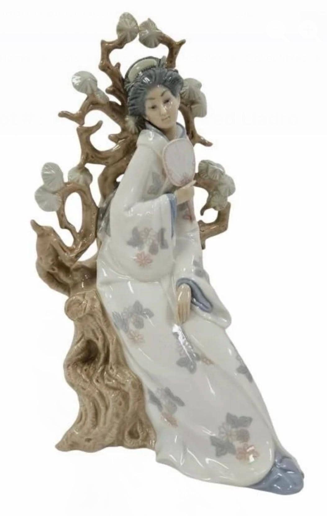 Japanese Lady woth Fan / Geisha: Lladro - Porcelain Sculpture No. 4807. No Box