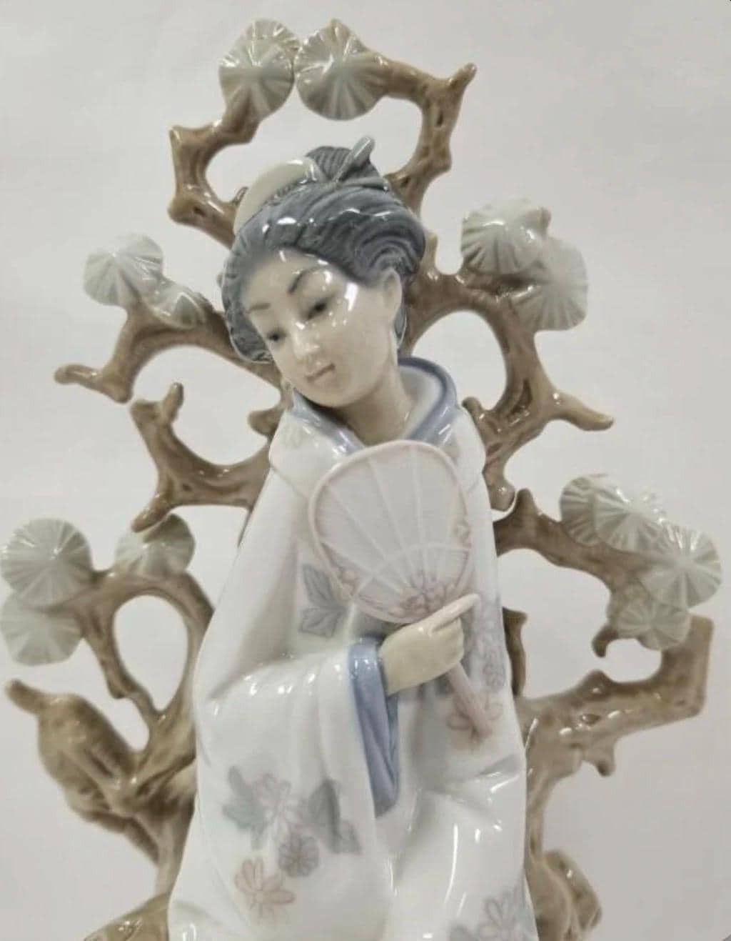 Japanese Lady woth Fan / Geisha: Lladro - Porcelain Sculpture No. 4807. No Box