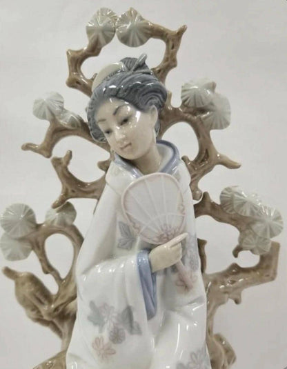 Japanese Lady woth Fan / Geisha: Lladro - Porcelain Sculpture No. 4807. No Box