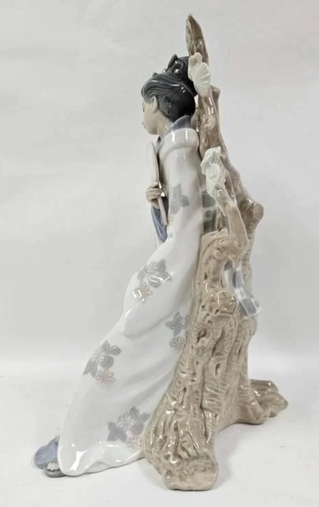 Japanese Lady woth Fan / Geisha: Lladro - Porcelain Sculpture No. 4807. No Box