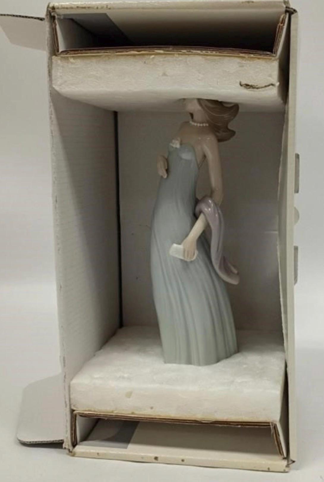 Ingenue Figurine: Lladro - Porcelain Sculpture No. 05487. In Original Box