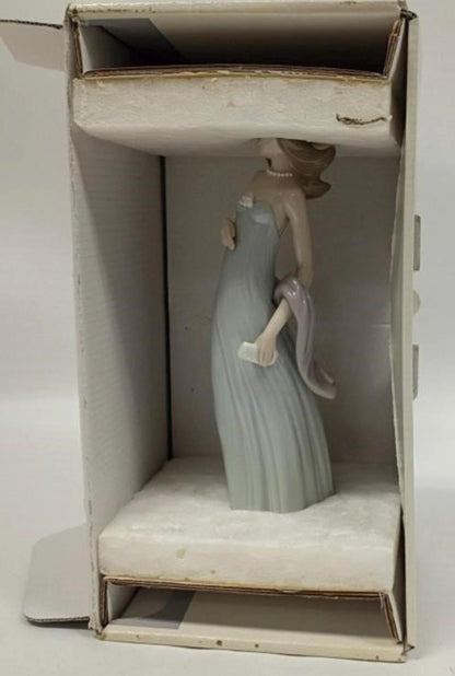 Ingenue Figurine: Lladro - Porcelain Sculpture No. 05487. In Original Box
