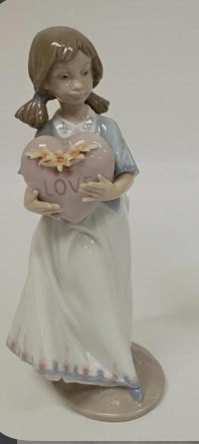 Girl with Heart 'European Love' Figurine: Lladro - Porcelain Sculpture No. 6155. In Original Box