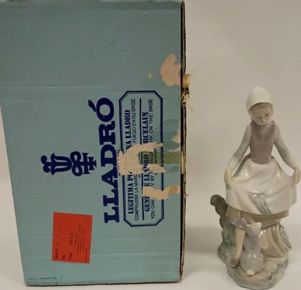 Girl with Rabbit 'Rabbit Food' Figure #4826 Figurine: Lladro - Porcelain Sculpture. With Original Box