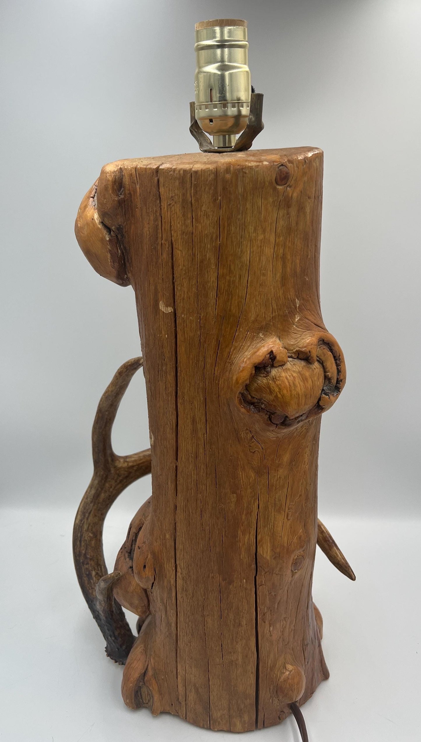 Bob’s Rustic Lamps Wisconsin Handmade Cedar Log Table Lamp with Real Deer Antler, Woodland Cabin Lodge Decor, Rustic Lighting