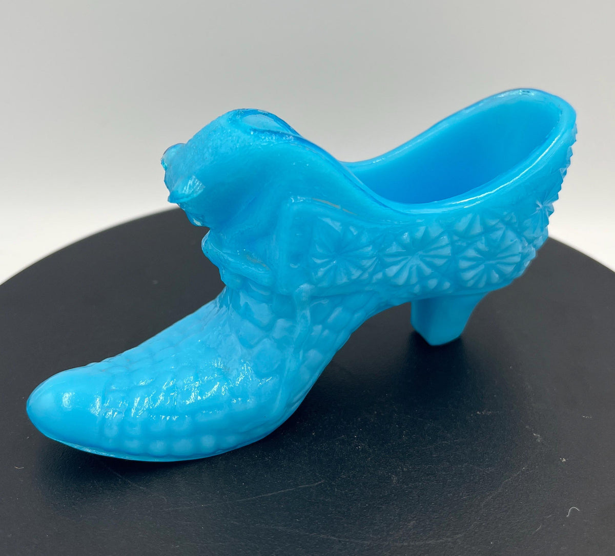 Boyd Art Glass Daisy & Button Cat Slipper