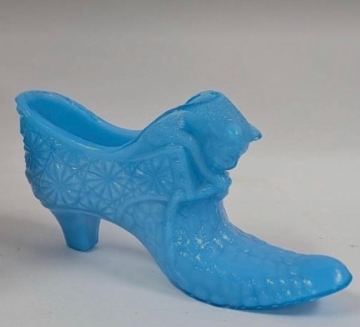 Boyd Art Glass Daisy & Button Cat Slipper